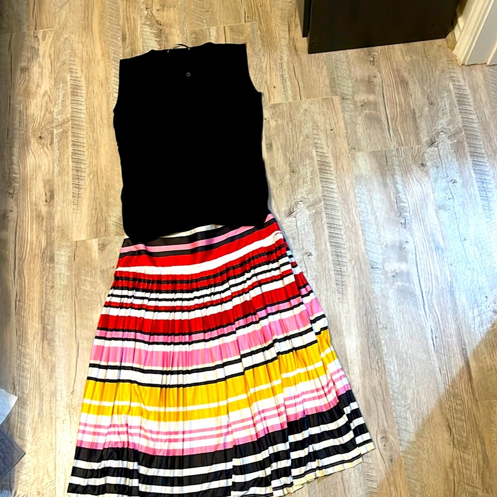Pleated midi colorful skirt with knitted blouse